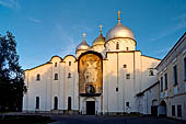 Novgorod - cattedrale di Santa Sofia (XI sec.), lato occidentale con la porta di Magdaburgo. 